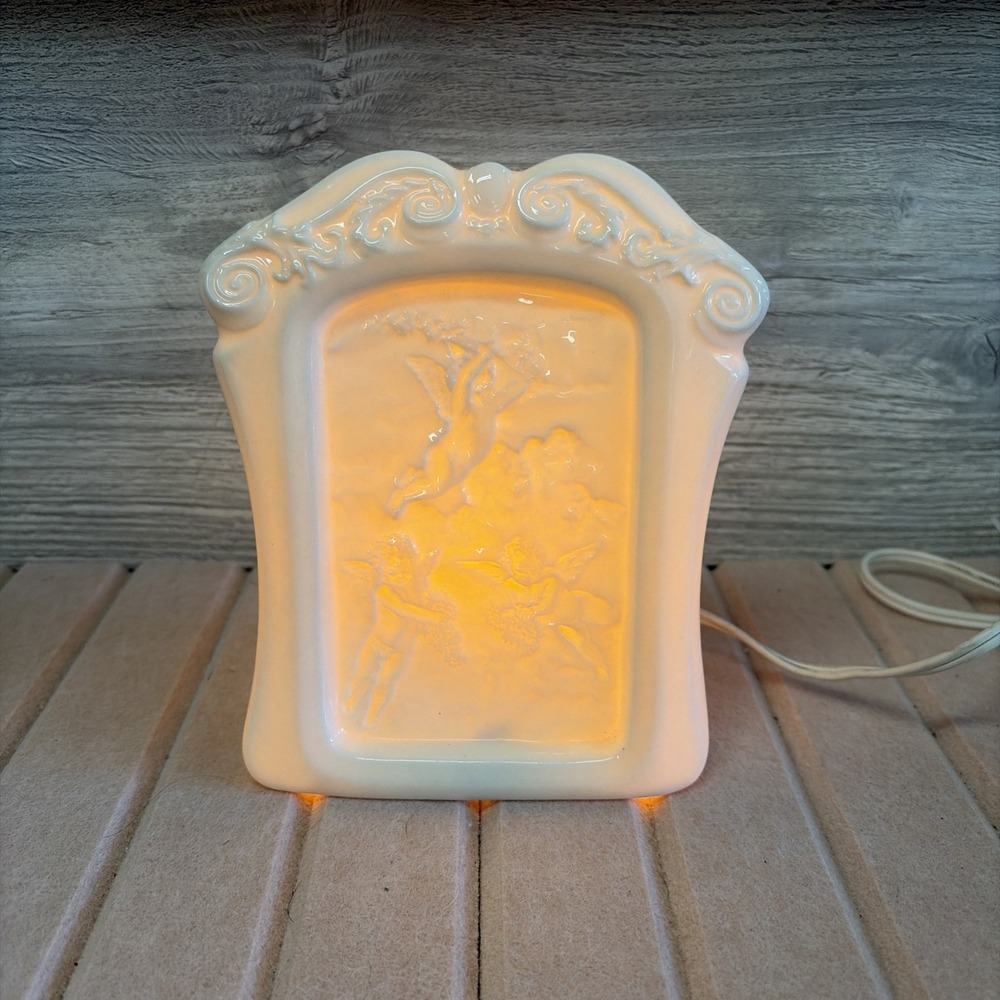 Vintage Porcelain Night Light Lamp with Angels Cherubs 6.25" Corded (D7)